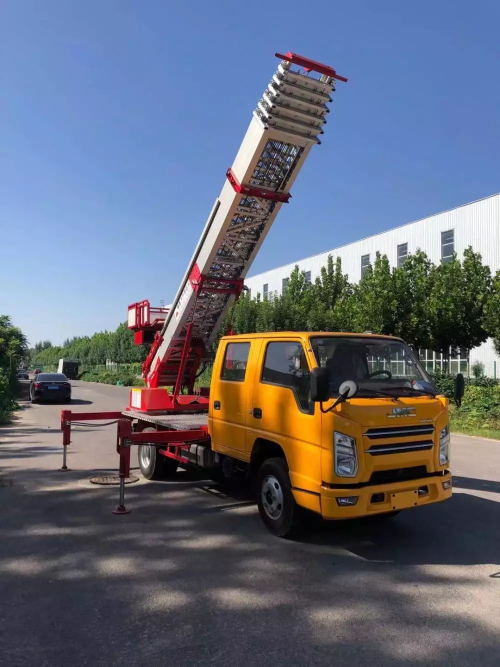 望牛墩镇附近的云梯车出租服务：轻松解决高空作业需求